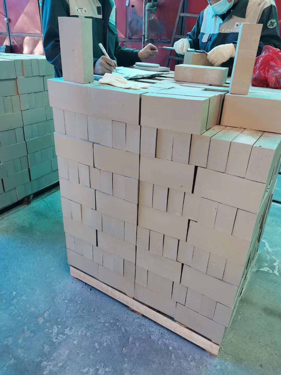 65厚耐酸磚今年處于一直是缺貨狀態(tài)，而且價(jià)格高，那么為什么會(huì)出現(xiàn)這種情況